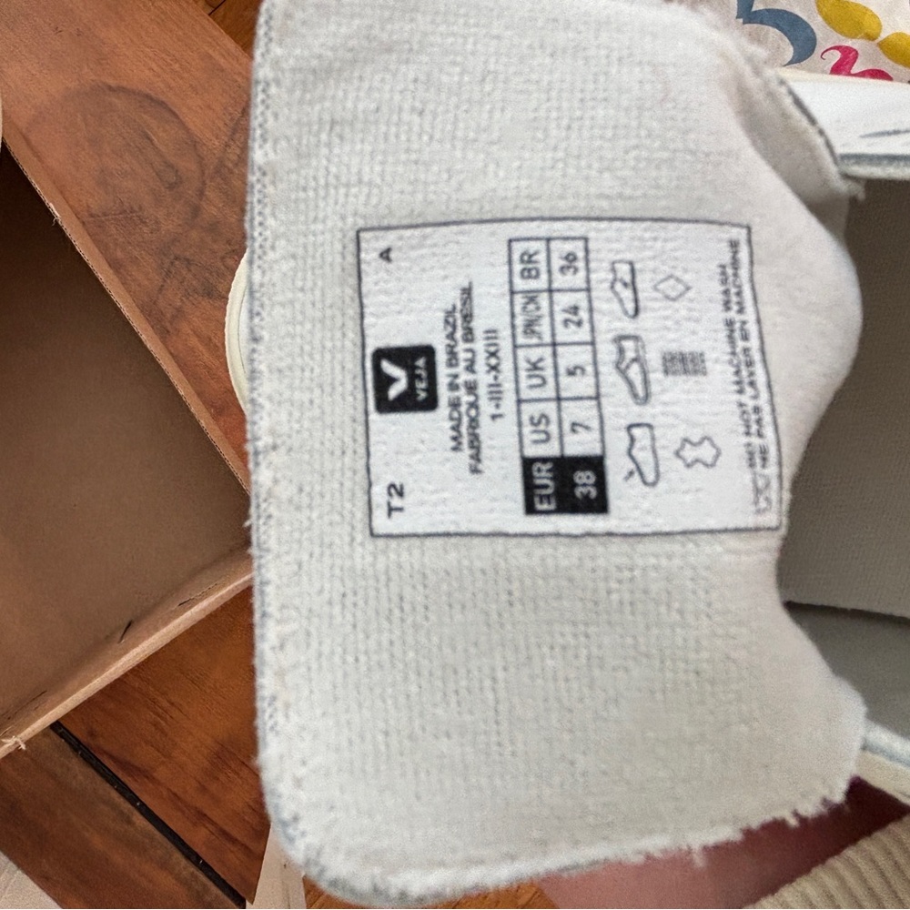 Veja Women's Sneakers in White and Soft Pink  Size 7. Never worn - Picture 4 of 4